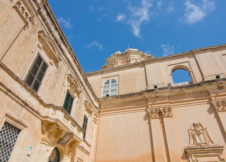 Découvrez la Cathédrale Saint-Paul de Mdina : un…