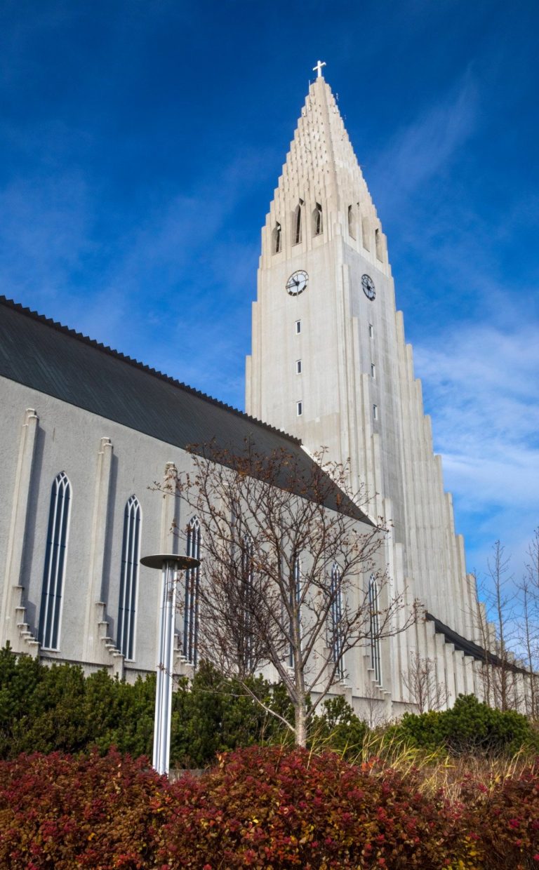 Découvrez la majestueuse Église Hallgrímskirkja de Reykjavik :…