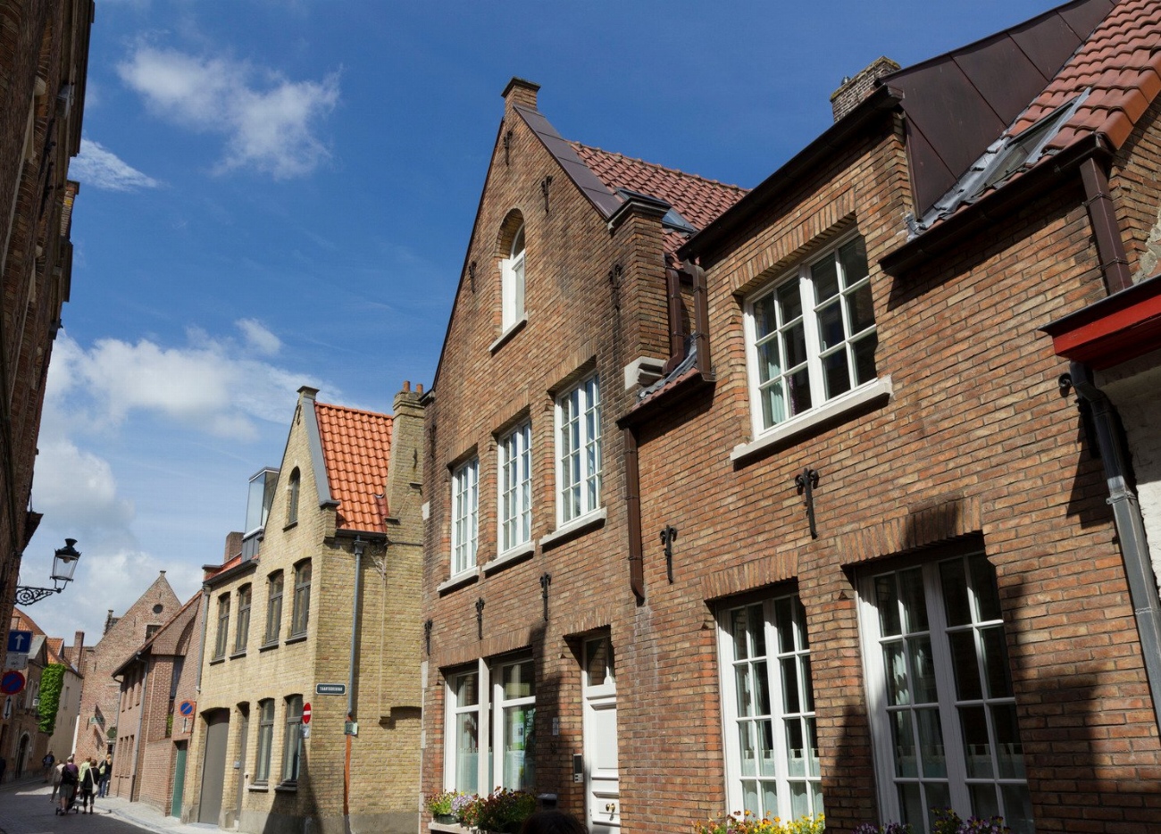 Découvrez le charme irrésistible de Bruges en vous baladant en…