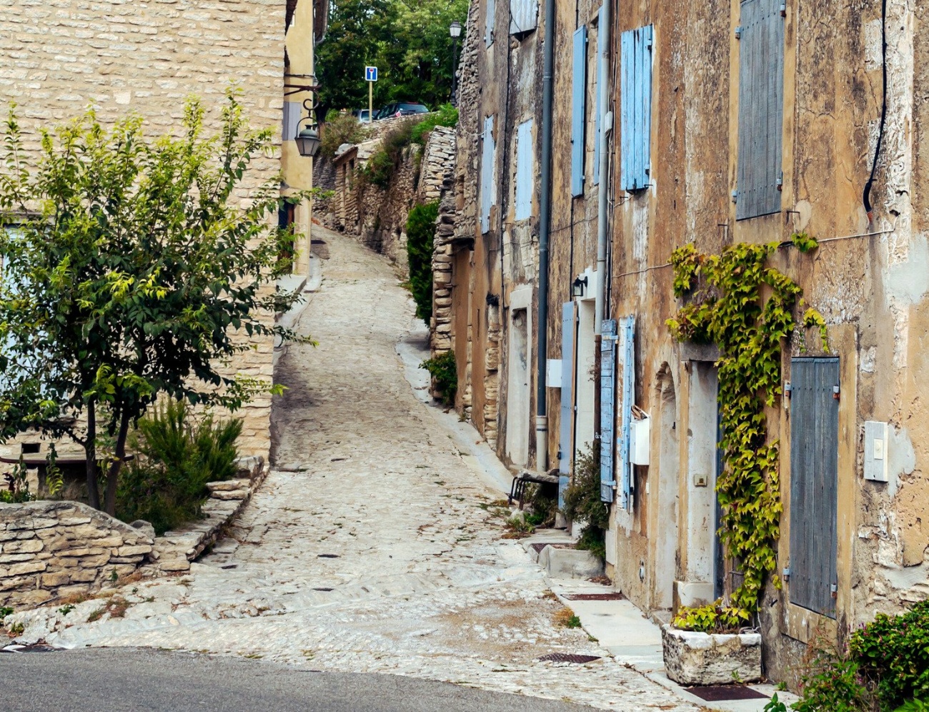 Découvrez les secrets cachés des ruelles envoûtantes de Stone Town,…