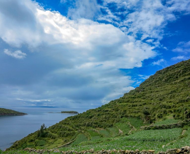 Découvrez les secrets étonnants des îles flottantes du…