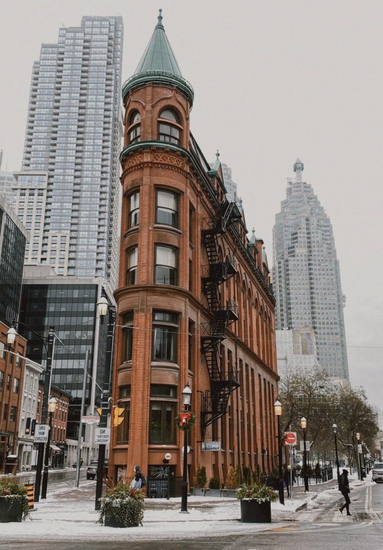 Découvrez Toronto, entre vertige et diversité urbaine :…