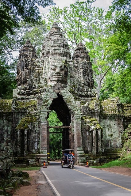 Un voyage dans le temps : explorer les temples d'Angkor au crépuscule