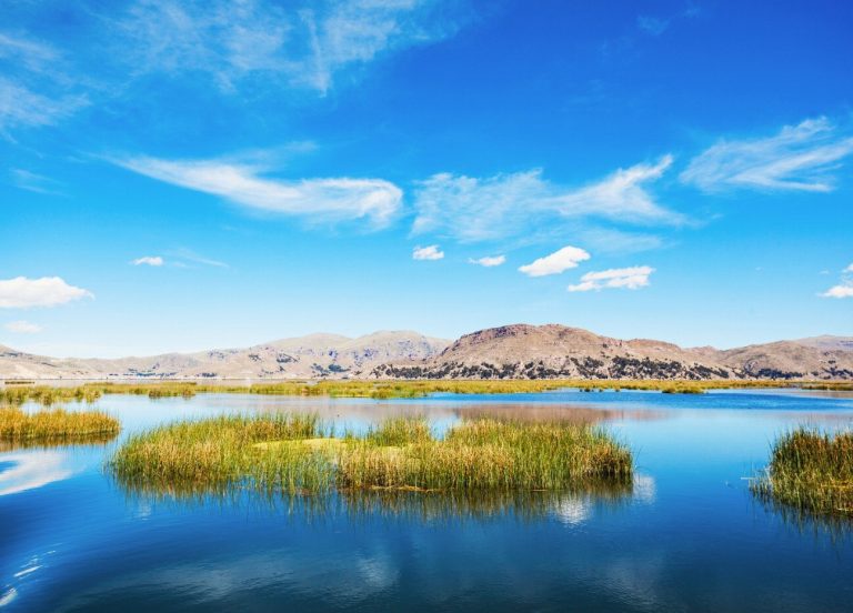 Les îles flottantes du Lac Titicaca : Une…