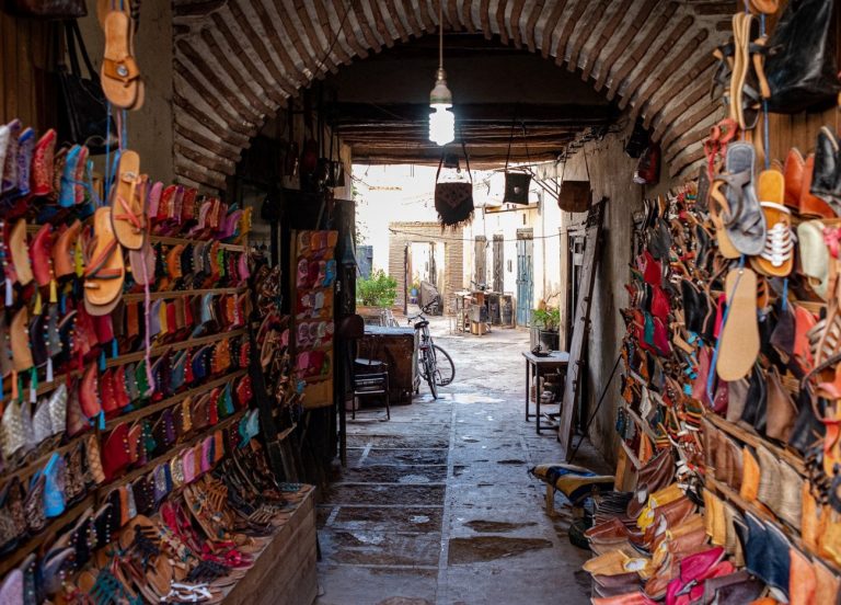 Plongez dans l’effervescence du Souk de Marrakech :…