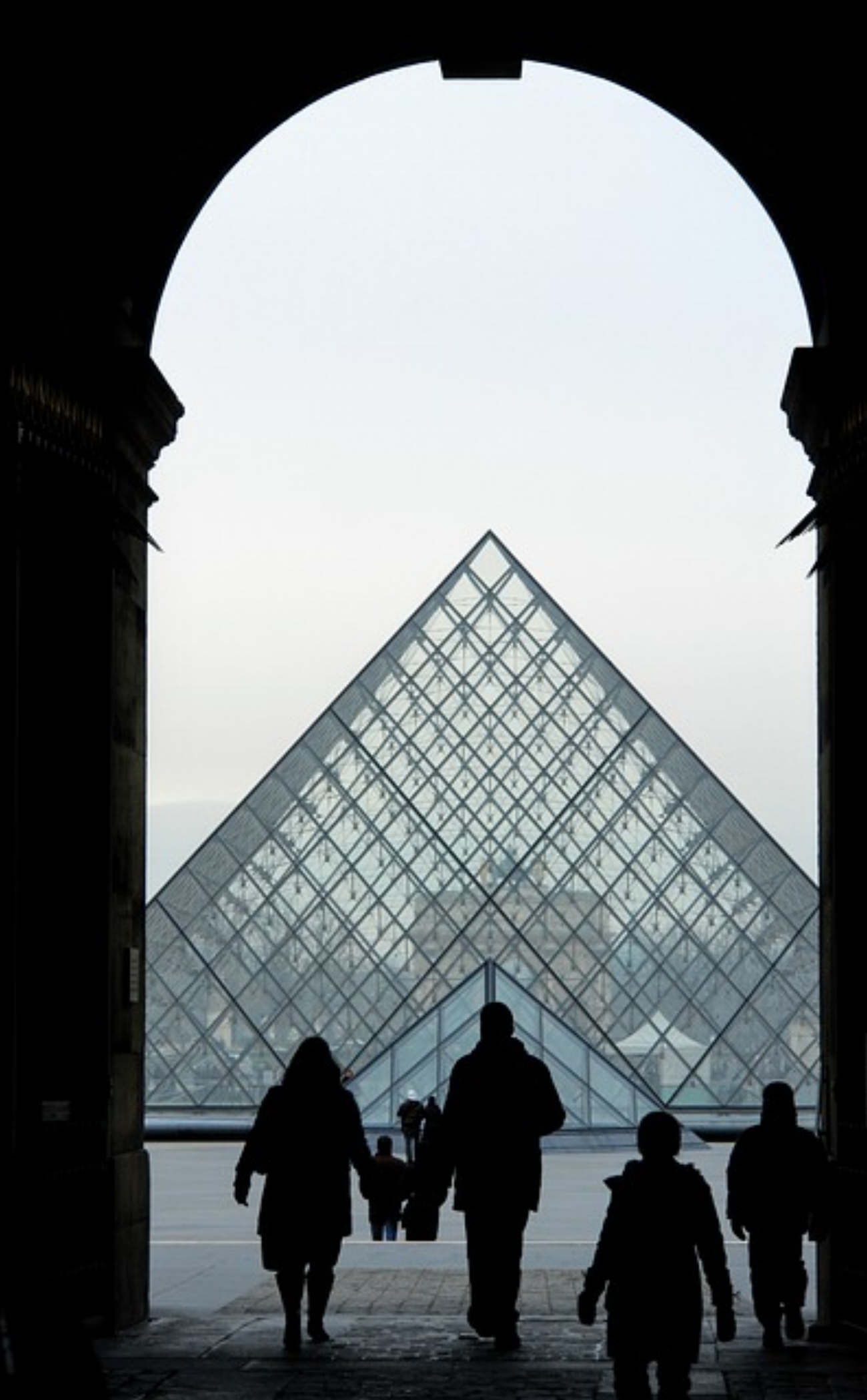 Plongez dans les mystères du Louvre : découvrez les secrets…