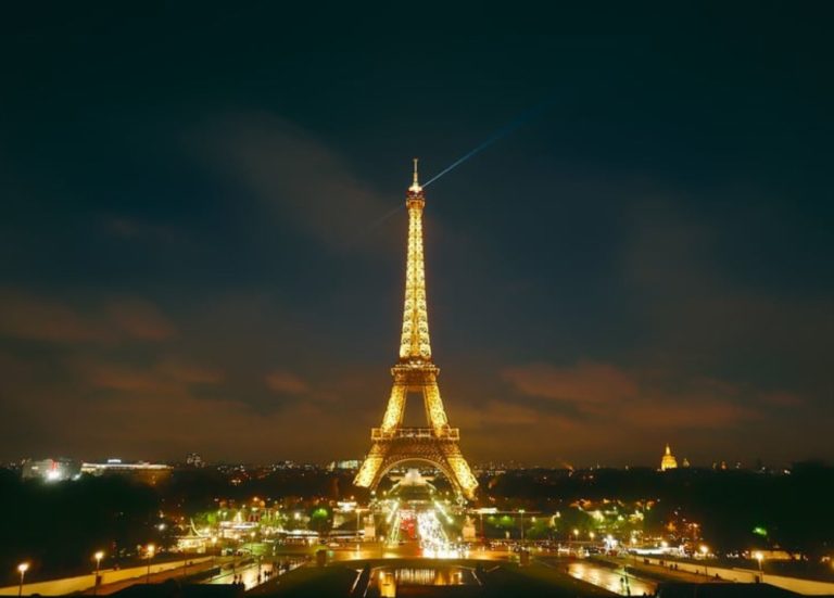 Qu’est-ce qui rend la Tour Eiffel encore plus…